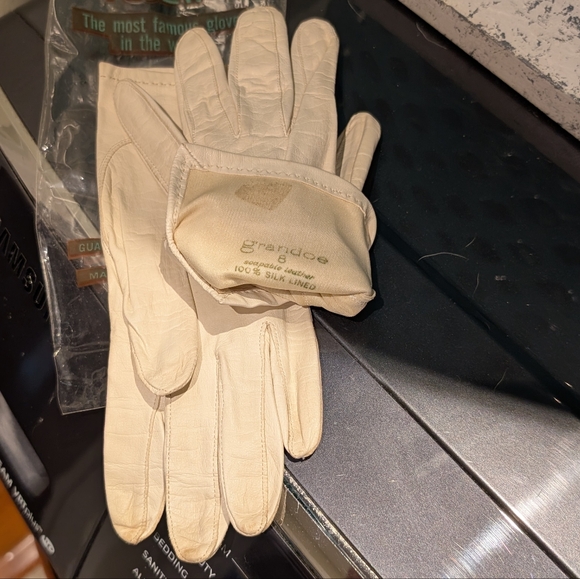 Vintage Grandoe White Soapable Leather Gloves - Picture 3 of 3